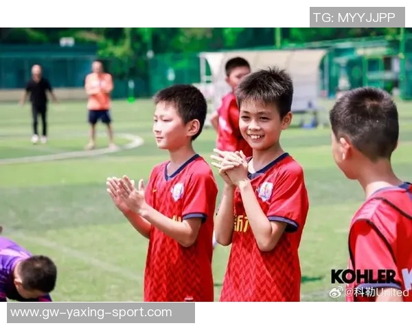 小孩们在足球比赛中展现团队精神与运动激情的精彩瞬间